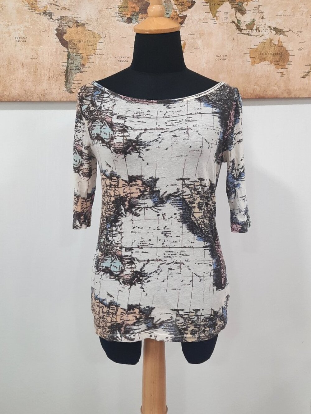 Vtg inspired world map top - Urban Outfitters brand - Picture 2 of 11